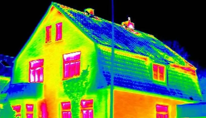 Imagine termografică a unei case: zonele calde, cu pierderi de căldură, apar în roșu și galben